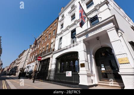 Gieves & Hawkes - Herrenschneiderei / Schneiderei vorne und Schaufenster in Nummer 1, Savile Row, London, Großbritannien. Das Straßenschild Westminster ist an den Geländern angebracht. (118) Stockfoto