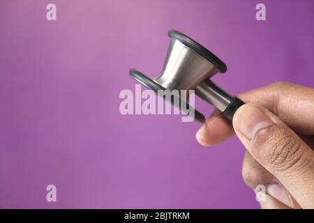Hand eines Arztes, der Stethoskop mit Kopierraum hält Stockfoto