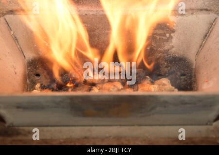 Holzpellets im Feuer Stockfoto