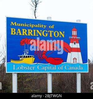 Ein Schild an der Grenze von Barrington, Nova Scotia, Kanada. Es zeigt einen Hummer und begrüßt die Menschen in der Hummer Hauptstadt von Kanada. Stockfoto