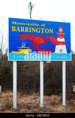 Ein Schild an der Grenze von Barrington, Nova Scotia, Kanada. Es zeigt einen Hummer und begrüßt die Menschen in der Hummer Hauptstadt von Kanada. Stockfoto