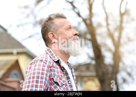 Porträt von schönen reifen Mann im Freien Stockfoto