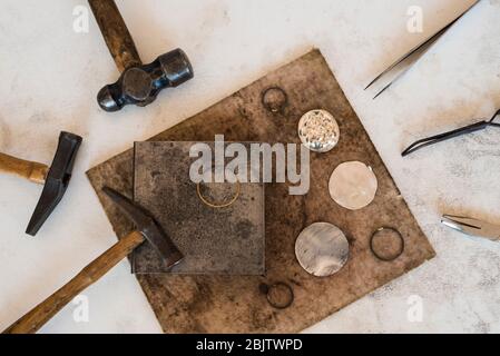 Werkzeuge des Schmuckes. Schmuckarbeitsplatz auf Lederhintergrund. Hämmer, Amboss. Draufsicht. Stockfoto