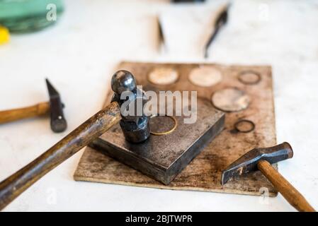 Werkzeuge des Schmuckes. Schmuckarbeitsplatz auf Lederhintergrund. Hämmer, Amboss. Draufsicht. Stockfoto