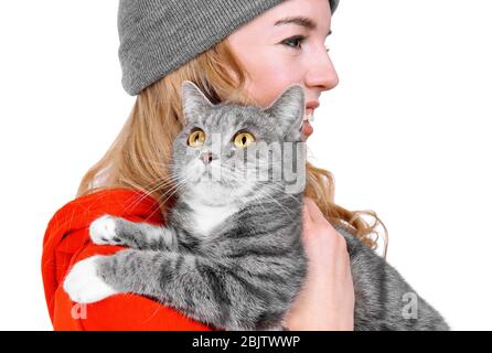 Porträt einer jungen Frau mit Katze auf weißem Hintergrund. Haustierbesitzer Stockfoto