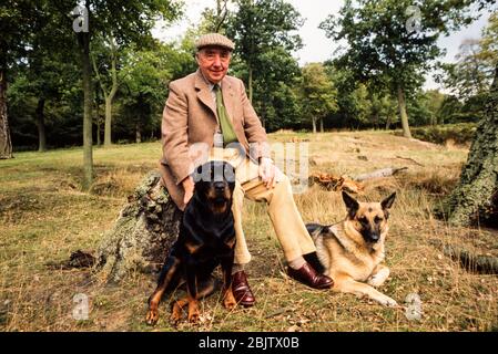 Phil Drabble One man und sein Dog Moderator mit seinen Hunden 1983 Stockfoto