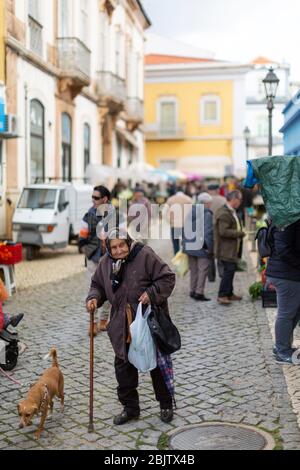 Alte Hausfrau mit Spazierstock auf dem Markt in Silves, Algarve, Portugal Stockfoto