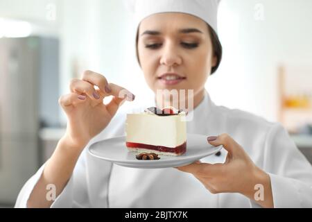 Chefkoch bereitet leckeres Dessert in der Küche Stockfoto