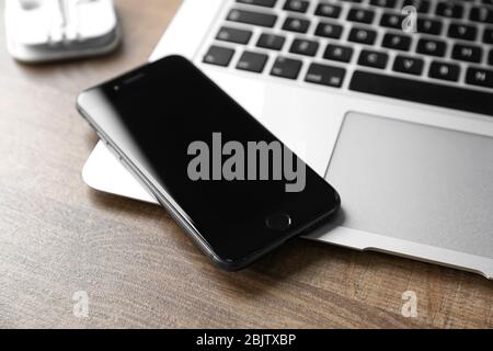 KIEW, UKRAINE - 5. DEZEMBER 2017: IPhone 8 Space Grey mit leerem Bildschirm auf Laptop Stockfoto