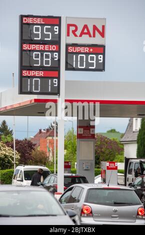 Gundelfingen, Deutschland. April 2020. An einer Tankstelle kosten Diesel und Super E10 weniger als einen Euro. Der Ausnahmezustand auf dem Ölmarkt lässt sich auf ein weit auseinanderklammerndes Verhältnis zwischen Angebot und Nachfrage zurückführen. Auf der Nachfrageseite lastet die Tatsache, dass die Corona-Pandemie derzeit viele Volkswirtschaften praktisch lahmlegt. Entsprechend gering ist die Nachfrage nach Rohöl und Ölprodukten wie Benzin, Diesel und Heizöl. Dies hat auch Auswirkungen auf die Preise für Brennstoff und Heizöl, die bereits jetzt deutlich sinken. Quelle: Stefan Puchner/dpa/Alamy Live News Stockfoto