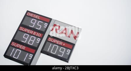 Gundelfingen, Deutschland. April 2020. An einer Tankstelle kosten Diesel und Super E10 weniger als einen Euro. Der Ausnahmezustand auf dem Ölmarkt lässt sich auf ein weit auseinanderklammerndes Verhältnis zwischen Angebot und Nachfrage zurückführen. Auf der Nachfrageseite lastet die Tatsache, dass die Corona-Pandemie derzeit viele Volkswirtschaften praktisch lahmlegt. Entsprechend gering ist die Nachfrage nach Rohöl und Ölprodukten wie Benzin, Diesel und Heizöl. Dies hat auch Auswirkungen auf die Preise für Brennstoff und Heizöl, die bereits jetzt deutlich sinken. Quelle: Stefan Puchner/dpa/Alamy Live News Stockfoto