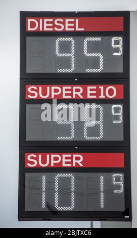 Gundelfingen, Deutschland. April 2020. An einer Tankstelle kosten Diesel und Super E10 weniger als einen Euro. Der Ausnahmezustand auf dem Ölmarkt lässt sich auf ein weit auseinanderklammerndes Verhältnis zwischen Angebot und Nachfrage zurückführen. Auf der Nachfrageseite lastet die Tatsache, dass die Corona-Pandemie derzeit viele Volkswirtschaften praktisch lahmlegt. Entsprechend gering ist die Nachfrage nach Rohöl und Ölprodukten wie Benzin, Diesel und Heizöl. Dies hat auch Auswirkungen auf die Preise für Brennstoff und Heizöl, die bereits jetzt deutlich sinken. Quelle: Stefan Puchner/dpa/Alamy Live News Stockfoto