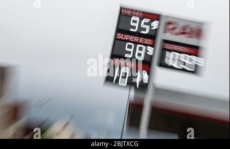 Gundelfingen, Deutschland. April 2020. An einer Tankstelle kosten Diesel und Super E10 weniger als einen Euro. Der Ausnahmezustand auf dem Ölmarkt lässt sich auf ein weit auseinanderklammerndes Verhältnis zwischen Angebot und Nachfrage zurückführen. Auf der Nachfrageseite lastet die Tatsache, dass die Corona-Pandemie derzeit viele Volkswirtschaften praktisch lahmlegt. Entsprechend gering ist die Nachfrage nach Rohöl und Ölprodukten wie Benzin, Diesel und Heizöl. Dies hat auch Auswirkungen auf die Preise für Brennstoff und Heizöl, die bereits jetzt deutlich sinken. Quelle: Stefan Puchner/dpa/Alamy Live News Stockfoto