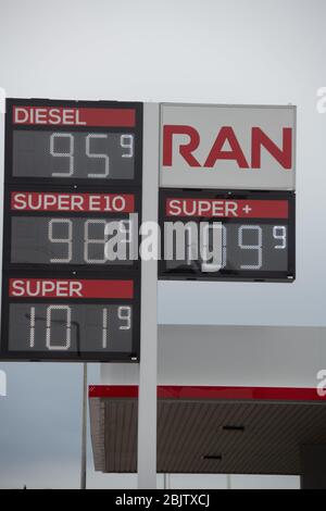 Gundelfingen, Deutschland. April 2020. An einer Tankstelle kosten Diesel und Super E10 weniger als einen Euro. Der Ausnahmezustand auf dem Ölmarkt lässt sich auf ein weit auseinanderklammerndes Verhältnis zwischen Angebot und Nachfrage zurückführen. Auf der Nachfrageseite lastet die Tatsache, dass die Corona-Pandemie derzeit viele Volkswirtschaften praktisch lahmlegt. Entsprechend gering ist die Nachfrage nach Rohöl und Ölprodukten wie Benzin, Diesel und Heizöl. Dies hat auch Auswirkungen auf die Preise für Brennstoff und Heizöl, die bereits jetzt deutlich sinken. Quelle: Stefan Puchner/dpa/Alamy Live News Stockfoto