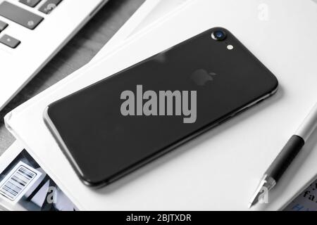 KIEW, UKRAINE - 5. DEZEMBER 2017: Rückseite des iPhone 8 Space Grey auf Notebook Stockfoto