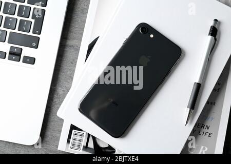 KIEW, UKRAINE - 5. DEZEMBER 2017: Rückseite des iPhone 8 Space Grey auf Notebook Stockfoto