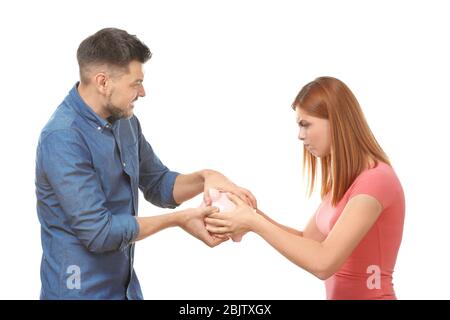 Paar streiten über die Planung der Familie Budget vor weißem Hintergrund Stockfoto