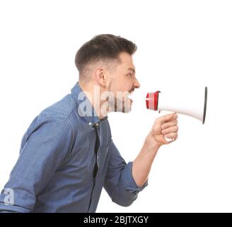 Wütender Mann mit Megaphon vor weißem Hintergrund Stockfoto