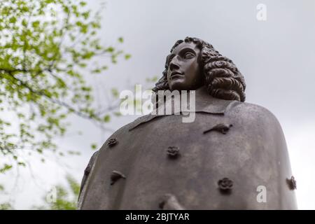 Das Spinoza-Denkmal aus einem Winkel zum Gedenken an den rationalistischen Philosophen Baruch Spinoza aus dem 17. Jahrhundert in Amsterdam, Niederlande Stockfoto