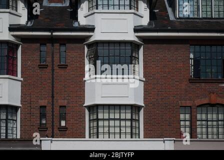 Traditionelle Fenster Red Brick Metal White Bay Fenster Westcroft Court 338-340 King Street, Hammersmith, London W6 0RR von G. Gordon Stanham Architect Stockfoto