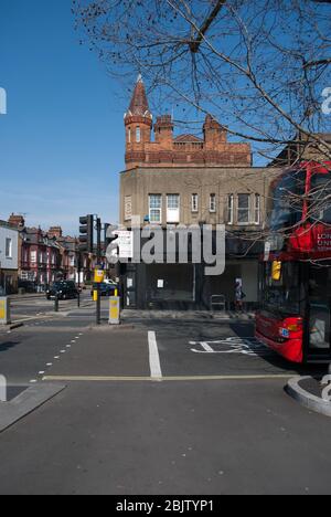 Architektur des 19. Jahrhunderts viktorianischer Turm John Young Youngs Corner, Goldhawk Road King Street Chiswick, London W4 St. Albans Terrace Stockfoto