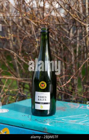 Leere Flasche Parés Baltà trockener Cava auf einem Straßenschrank Stockfoto