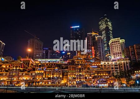 Chongqing, China - August 2019: Nachtlandschaft der hell erleuchteten, atemberaubenden Hongyadong Altstadt Stockfoto