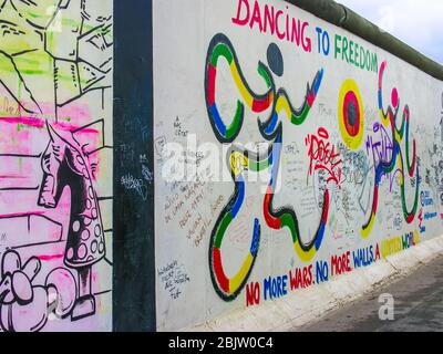 Graffiti an der Berliner Mauer sind nach der Wiedervereinigung in Berlin noch sichtbar Stockfoto