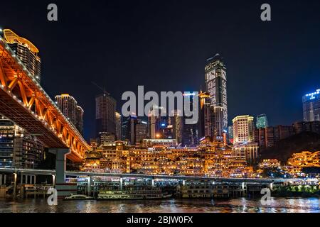 Chongqing, China - August 2019: Nachtlandschaft der hell erleuchteten, atemberaubenden Hongyadong Altstadt Stockfoto