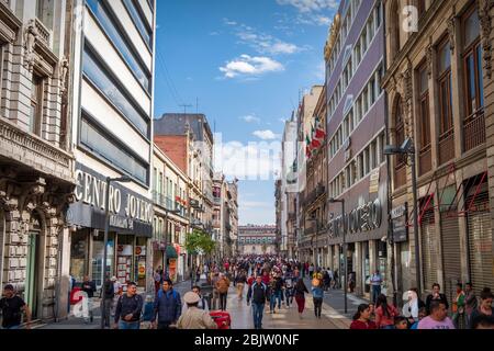 Menschenmassen auf der Madero Straße im Zentrum von histórico, Mexiko-Stadt, Mexiko Stockfoto