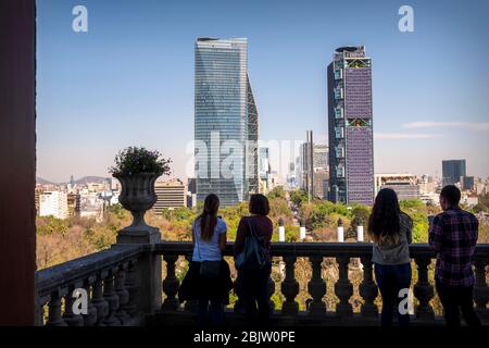 Skyline tagsüber von Mexiko-Stadt Menschen im Vordergrund (bei Chapultepec Castle) und Paseo de la Reforma in der Ferne, Mexiko-Stadt, Mexiko Stockfoto