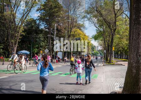 Straßen aroind Chapultepec Park am Wochenende geschlossen voller Menschen, Mexiko-Stadt, Mexiko Stockfoto