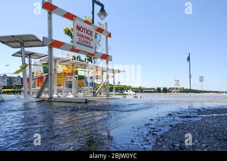 Schild für geschlossenen Bürgersteig an der Hochwasserschadenstelle Stockfoto