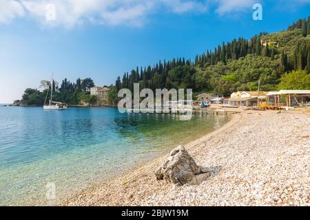 Strand in Agni Bay, Korfu, Griechenland Stockfoto