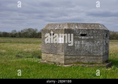 Pillendose aus dem Zweiten Weltkrieg, gebaut in der Nähe der Themse in Chimney bei Oxford. Hinweis warnt Bootsbesitzer, nicht darauf zu legen. Stockfoto