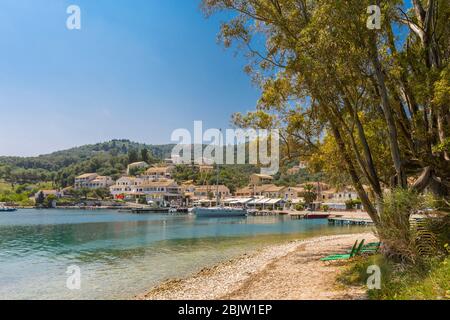 Blick über das Wasser in Richtung Agios Stefanos Fischervillen in Korfu, Griechenland Stockfoto