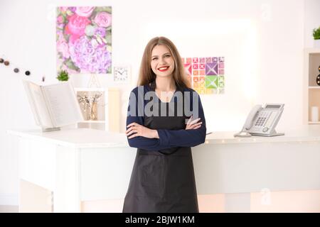 Porträt des Schönheitssalon Rezeptionisten am Arbeitsplatz Stockfoto