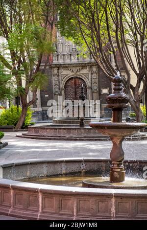 Santa Veracruz Kirche - Kloster in Centro histórico Sinken aufgrund von Erdbeben und instabilen Erde, Mexiko-Stadt, Mexiko Stockfoto