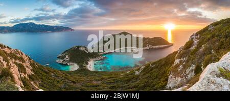 Panoramablick auf den Sonnenuntergang von Porto Timoni Beach, Korfu, Griechenland Stockfoto