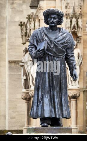 Statue des indischen Hindu-Reformators Raja Ramohun Roy vor der Bristol Cathedral, die 1833 bei einem Besuch in Bristol starb Stockfoto