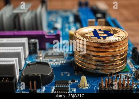 Goldene Bitcoins auf PC-Motherboard Stockfoto