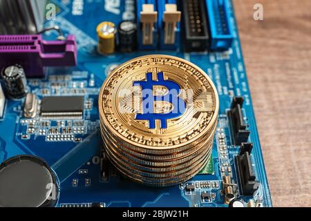 Goldene Bitcoins auf PC-Motherboard Stockfoto