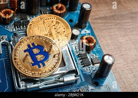 Goldene Bitcoins auf PC-Motherboard Stockfoto