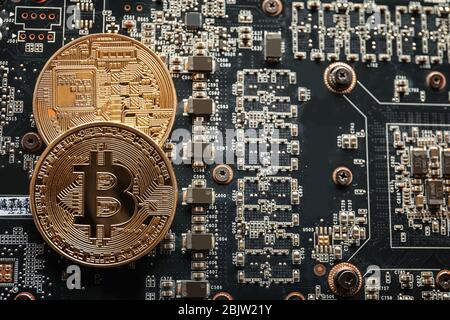 Goldene Bitcoins auf der Platine Stockfoto