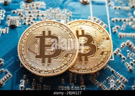 Goldene Bitcoins auf der Platine Stockfoto
