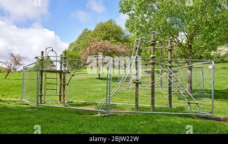 Der Abenteuerspielplatz für Kinder wurde während der Corinavirus-Pandemie 2020 in einem Park in Bristol, Großbritannien, abgezäunt Stockfoto