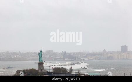30. April 2020, New York City, NEW YORK, USA: Krankenhausschiff USNS COMFORT ist heute von New York City aus in See gefahren, nachdem sie dort eingesetzt worden war, um bei der Coronavirus-Pandemie zu helfen. Hier verlässt man den New Yorker Hafen auf seiner nächsten lebensrettenden Mission. Es geht zurück zu seinem Heimathafen, der U.S. Naval Station; Norfolk in Virginia, wo es voraussichtlich gewartet, aufgefüllt und für den Einsatz auf der nächsten Mission vorbereitet wird. Das schwimmende Militärkrankenhaus kam am 30. März im Hafen von New York an. Es kam in den USA. Credit: ZUMA Press, Inc. / Alamy Live News Stockfoto