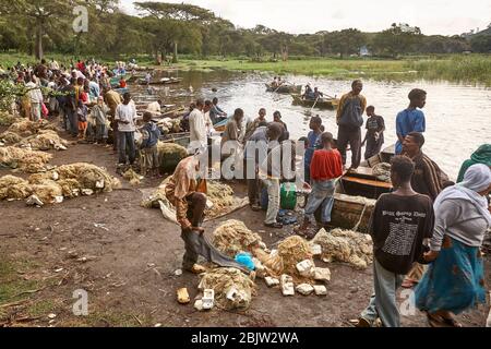 Ein Fischer wechselt seine Hose, nachdem seine Arbeit erledigt ist. Stockfoto