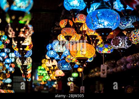 Spektakuläre türkische Lichter und Beleuchtung in einem Licht- und Lampenladen in Camden Market Katakombenständen Stockfoto