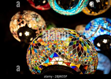 Spektakuläre türkische Lichter und Beleuchtung in einem Licht- und Lampenladen in Camden Market Katakombenständen Stockfoto
